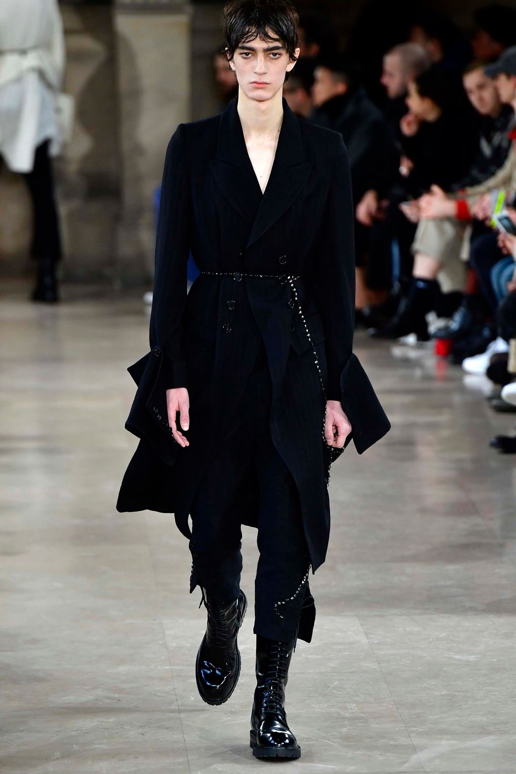 Fashion Week Paris Fall/Winter 2018 look 1 from the Ann Demeulemeester collection menswear