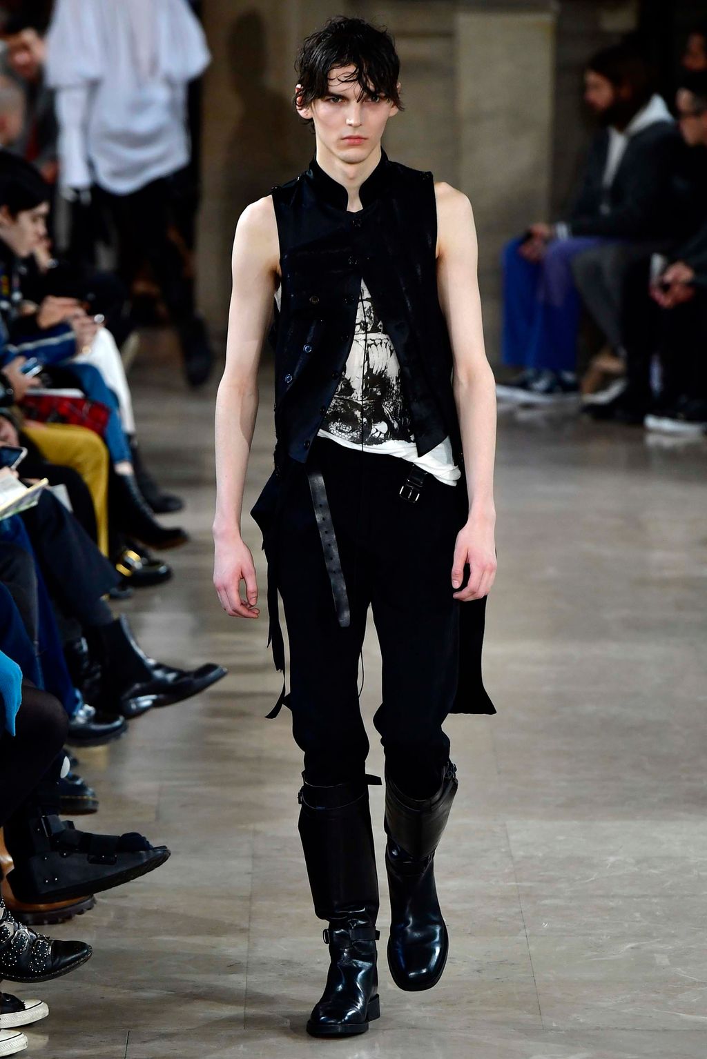 Fashion Week Paris Fall/Winter 2018 look 5 from the Ann Demeulemeester collection menswear