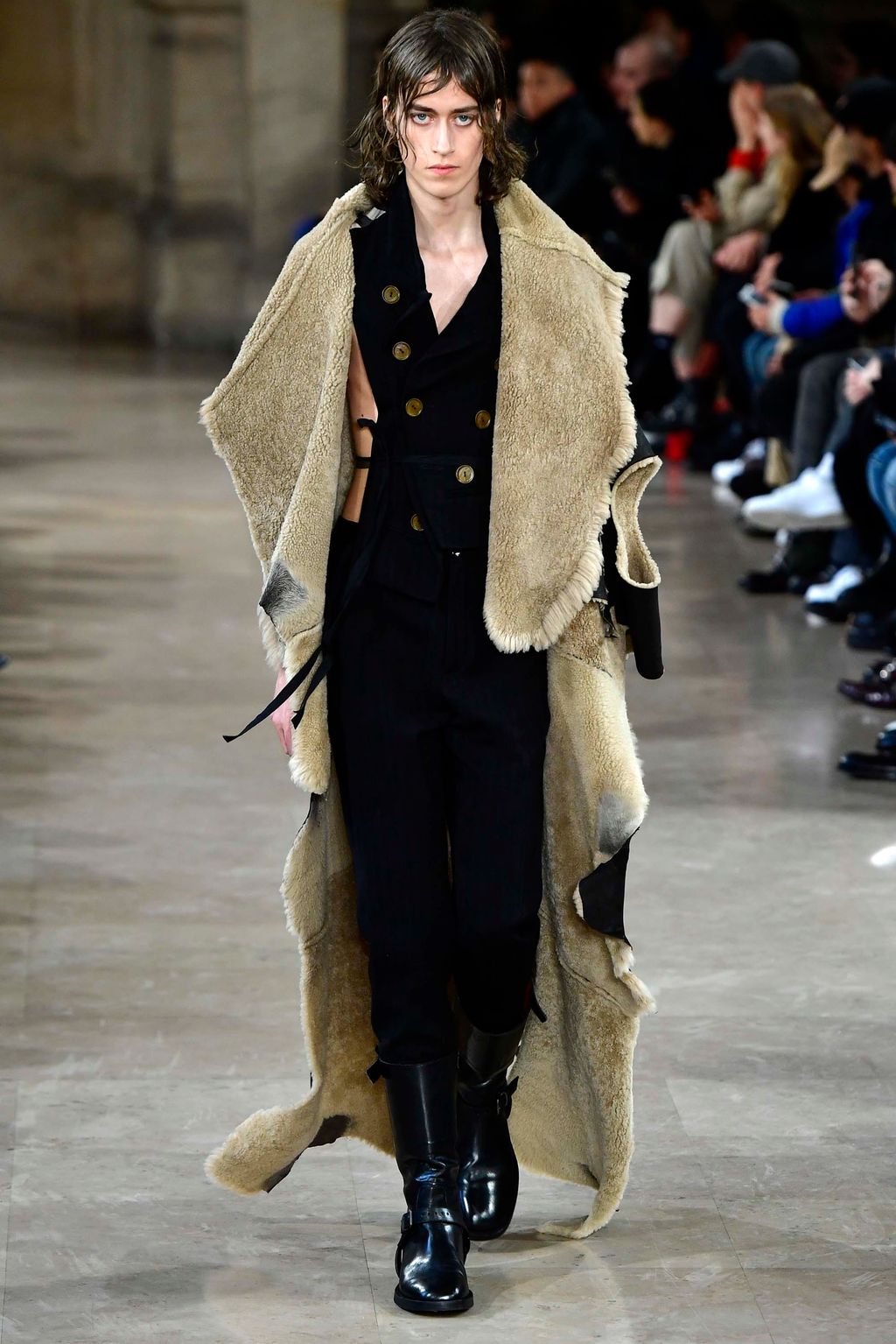Fashion Week Paris Fall/Winter 2018 look 13 from the Ann Demeulemeester collection menswear