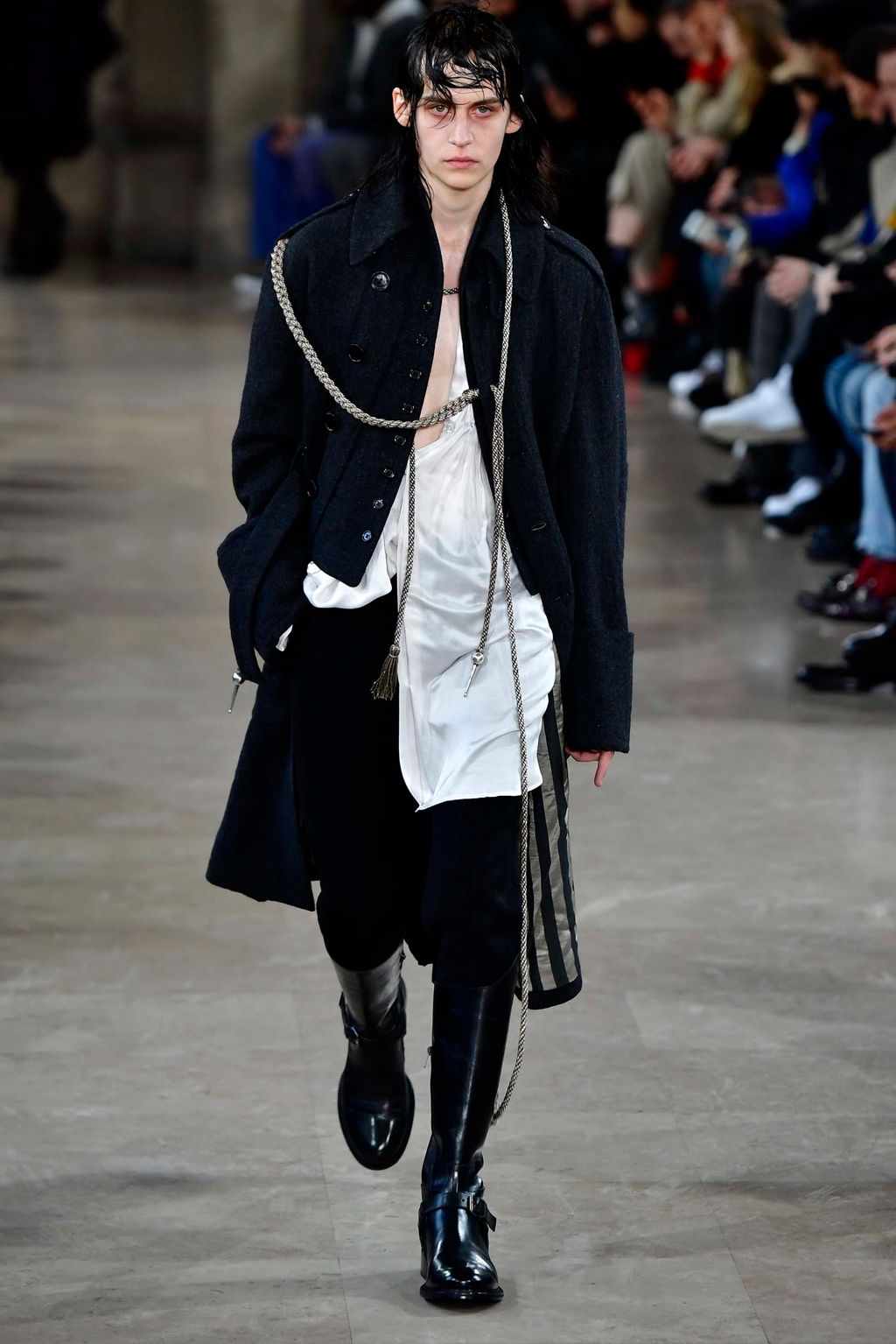 Fashion Week Paris Fall/Winter 2018 look 14 from the Ann Demeulemeester collection menswear