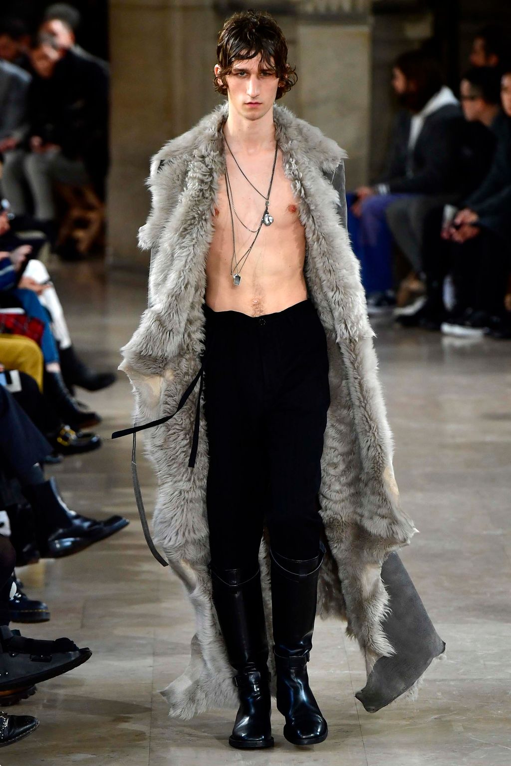 Fashion Week Paris Fall/Winter 2018 look 20 from the Ann Demeulemeester collection 男装