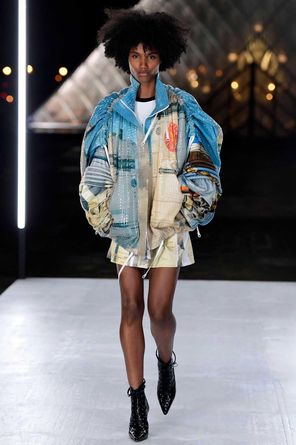 Fashion Week Paris Spring/Summer 2019 look 1 from the Louis Vuitton collection womenswear
