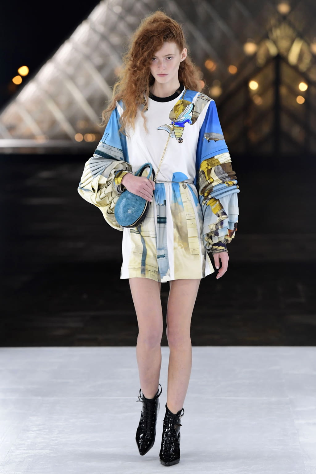 Fashion Week Paris Spring/Summer 2019 look 2 from the Louis Vuitton collection womenswear