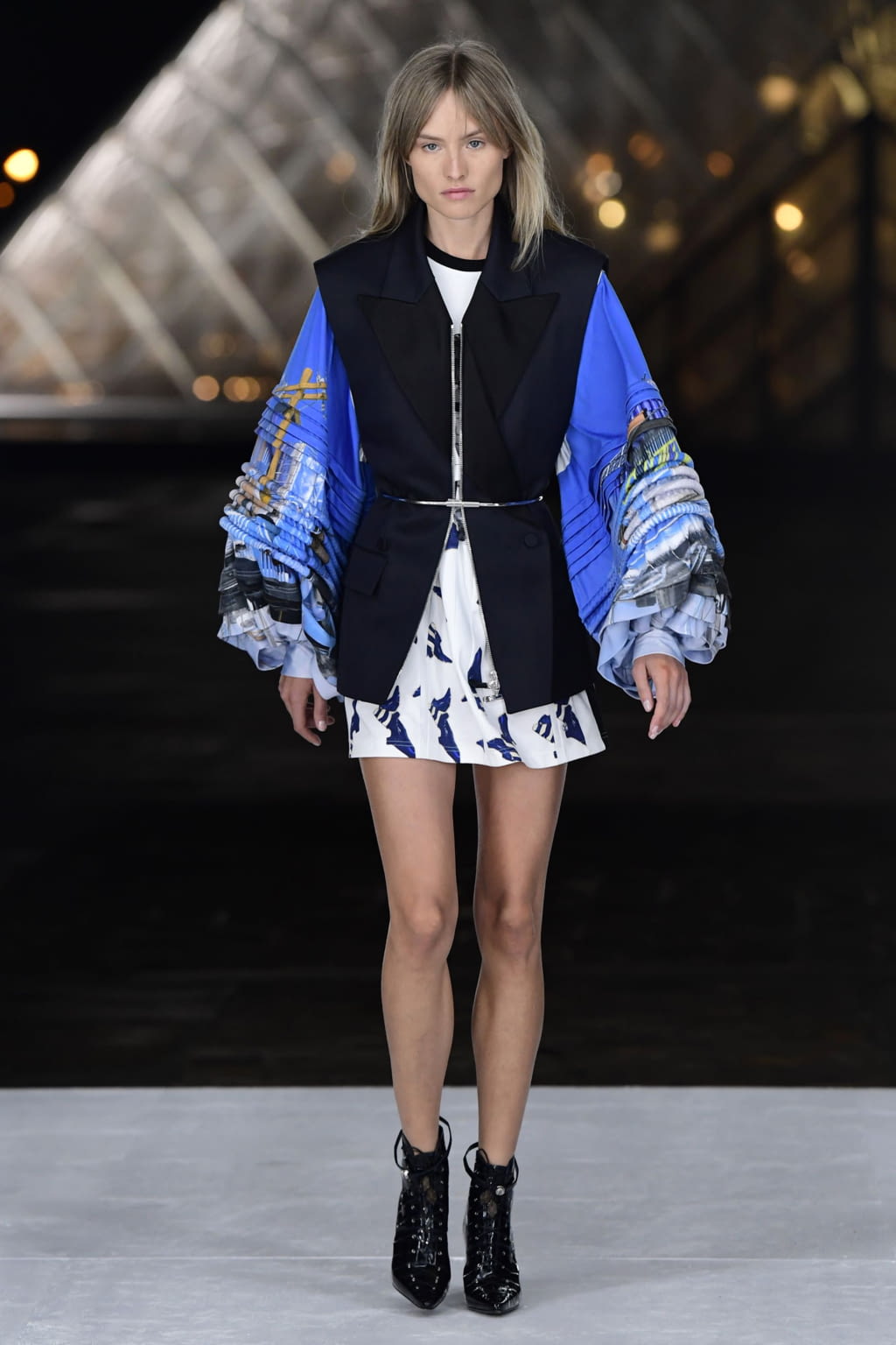 Fashion Week Paris Spring/Summer 2019 look 5 from the Louis Vuitton collection 女装