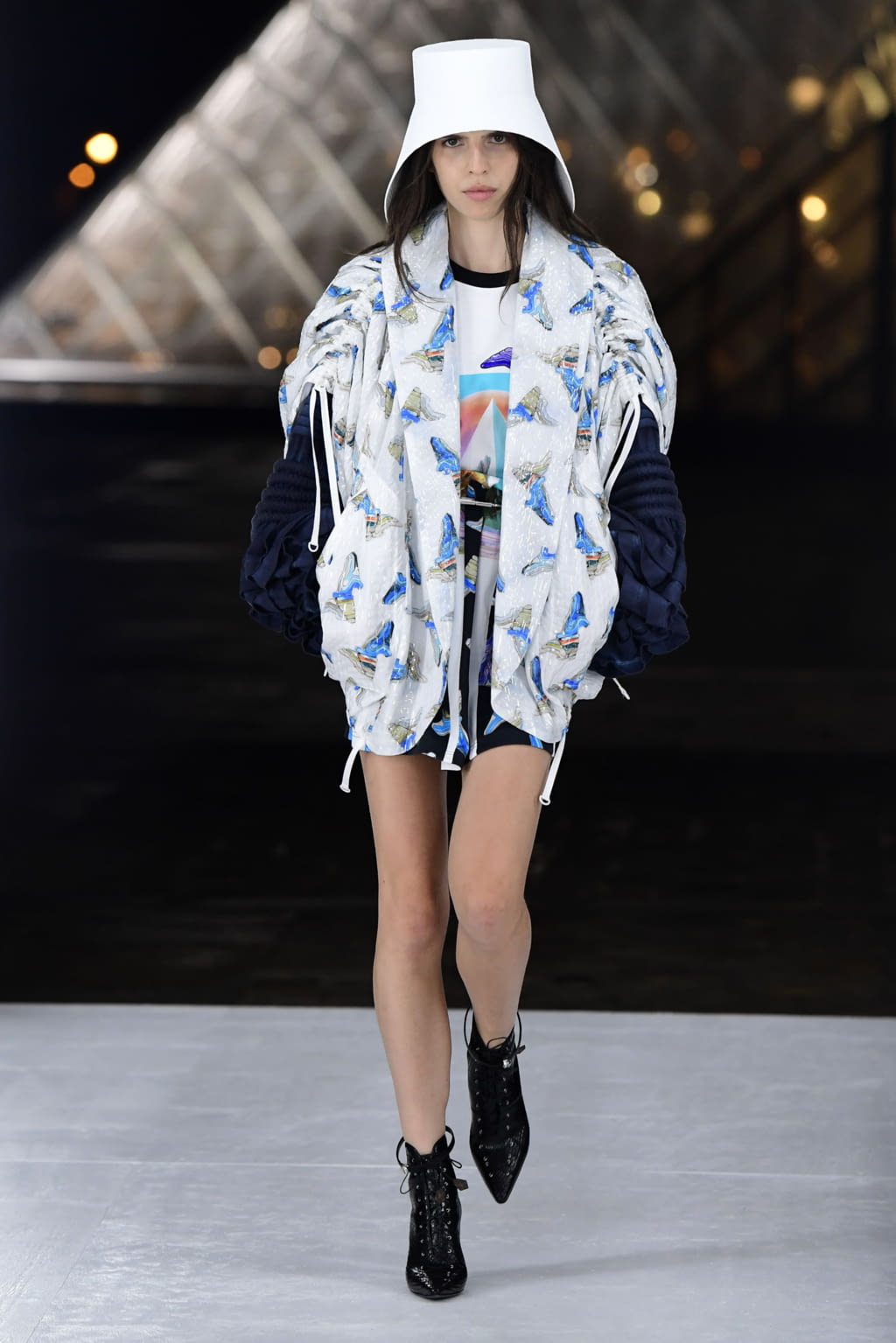 Fashion Week Paris Spring/Summer 2019 look 8 from the Louis Vuitton collection womenswear
