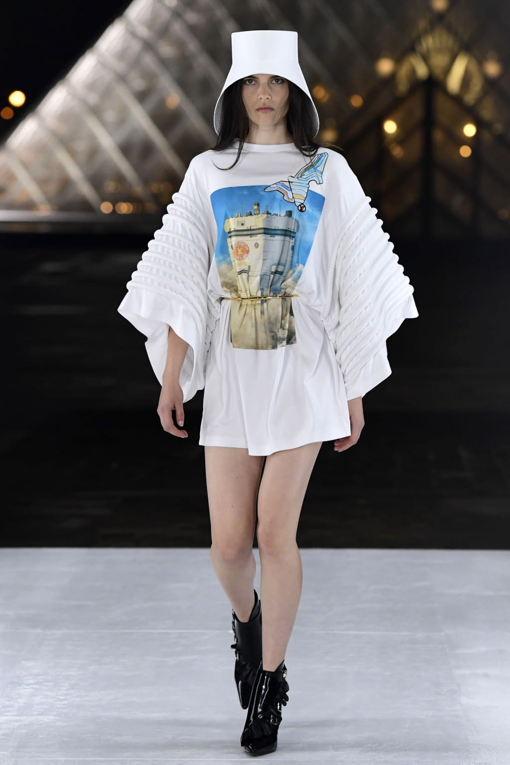 Fashion Week Paris Spring/Summer 2019 look 9 from the Louis Vuitton collection womenswear