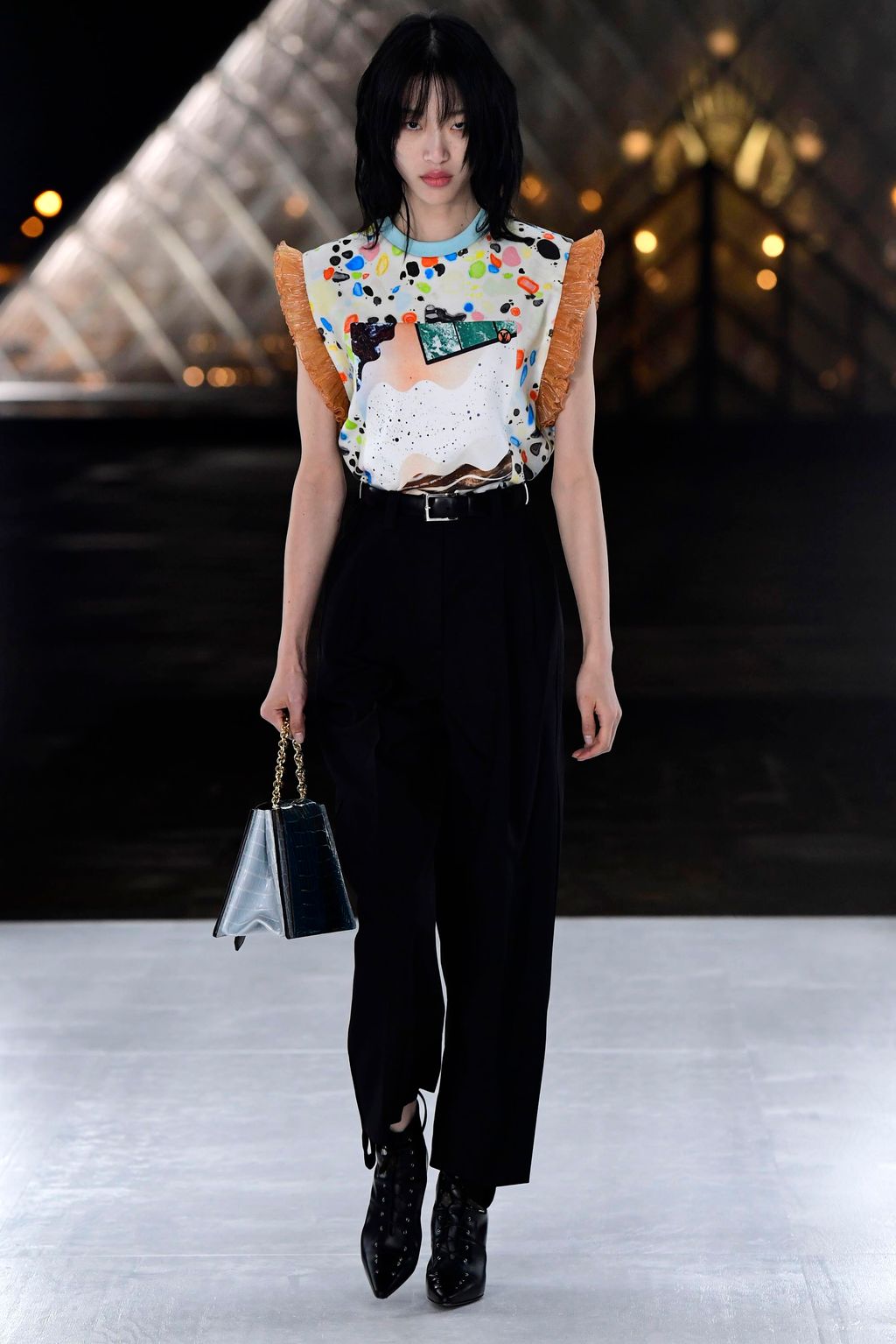 Fashion Week Paris Spring/Summer 2019 look 15 from the Louis Vuitton collection womenswear