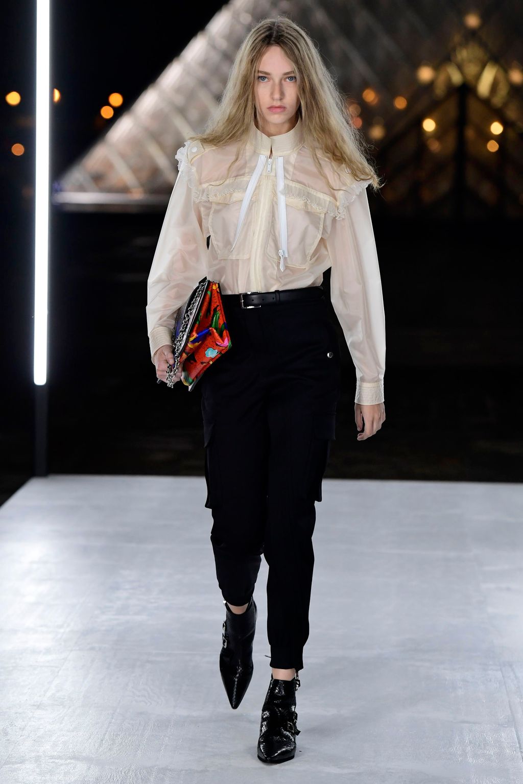 Fashion Week Paris Spring/Summer 2019 look 18 from the Louis Vuitton collection 女装