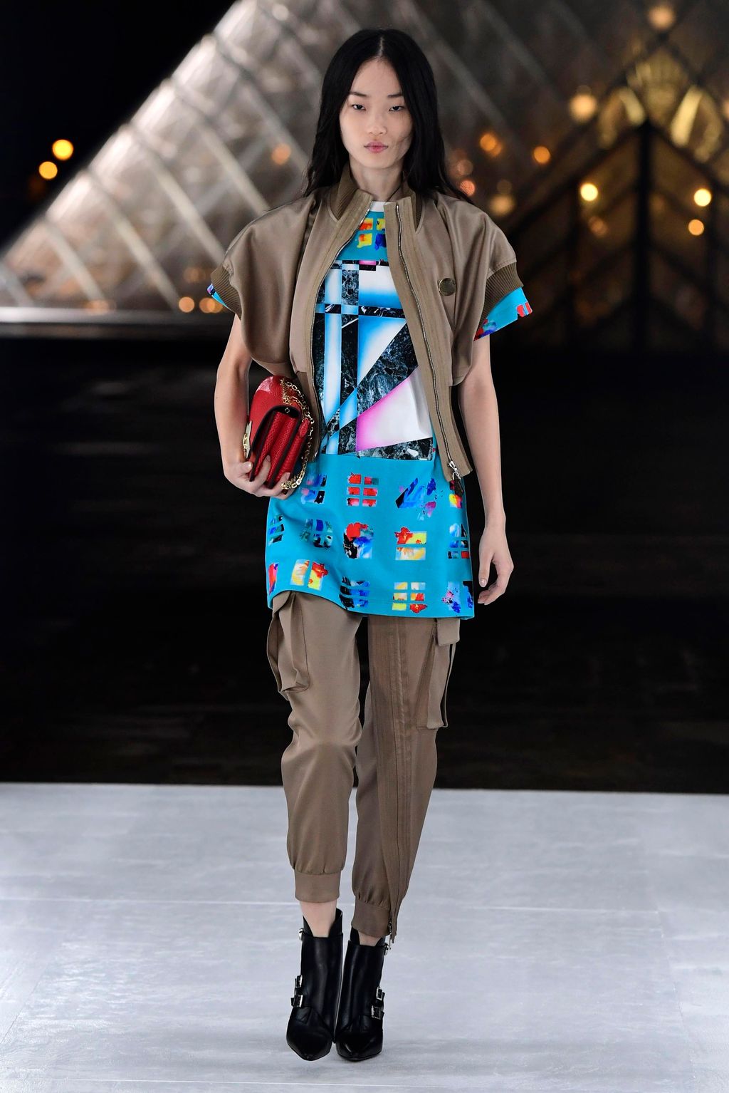 Fashion Week Paris Spring/Summer 2019 look 20 from the Louis Vuitton collection womenswear