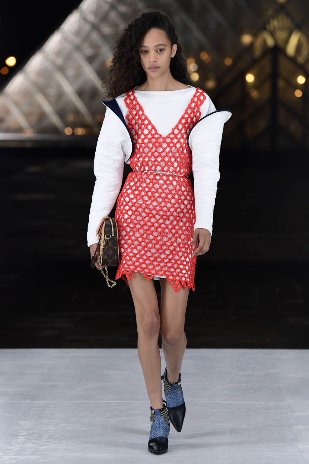 Fashion Week Paris Spring/Summer 2019 look 29 from the Louis Vuitton collection womenswear