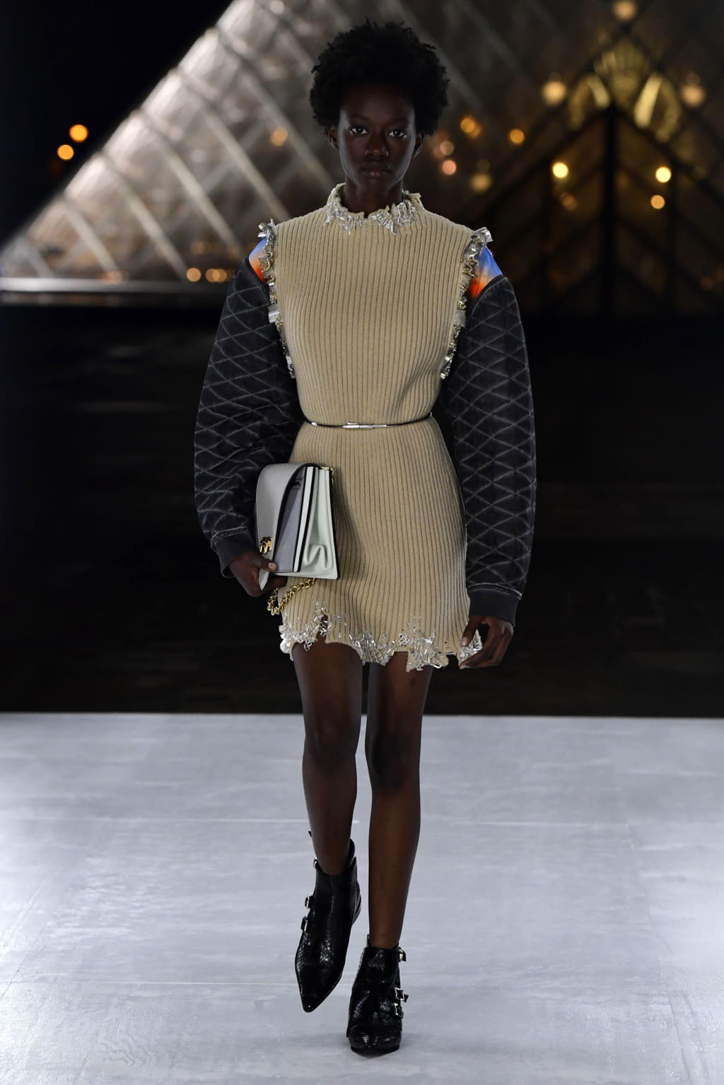 Fashion Week Paris Spring/Summer 2019 look 32 from the Louis Vuitton collection womenswear
