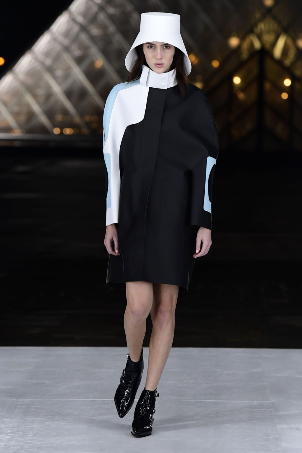 Fashion Week Paris Spring/Summer 2019 look 33 from the Louis Vuitton collection 女装