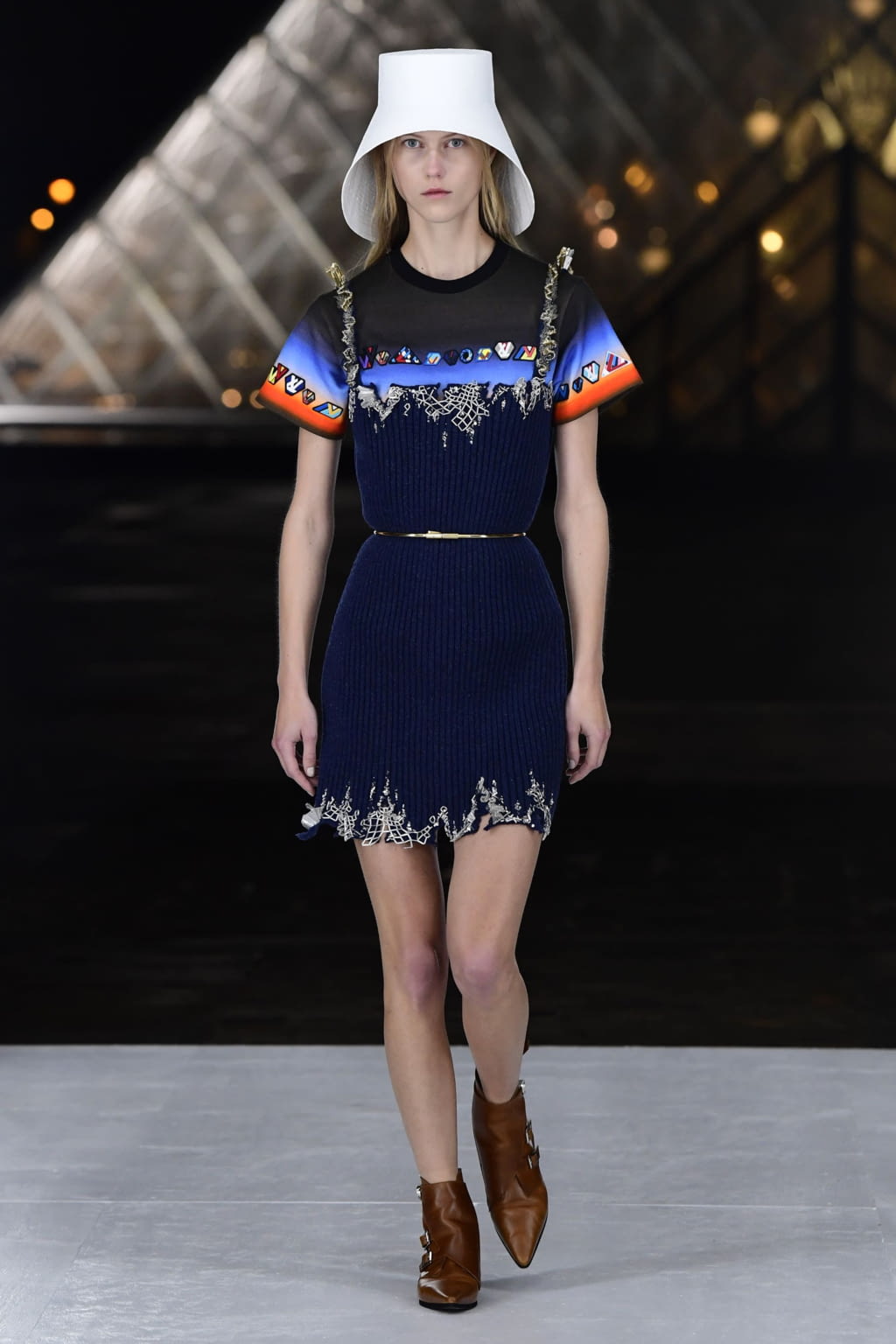 Fashion Week Paris Spring/Summer 2019 look 34 from the Louis Vuitton collection 女装