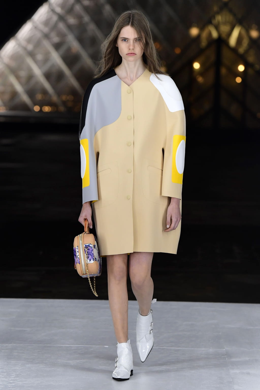 Fashion Week Paris Spring/Summer 2019 look 39 from the Louis Vuitton collection 女装
