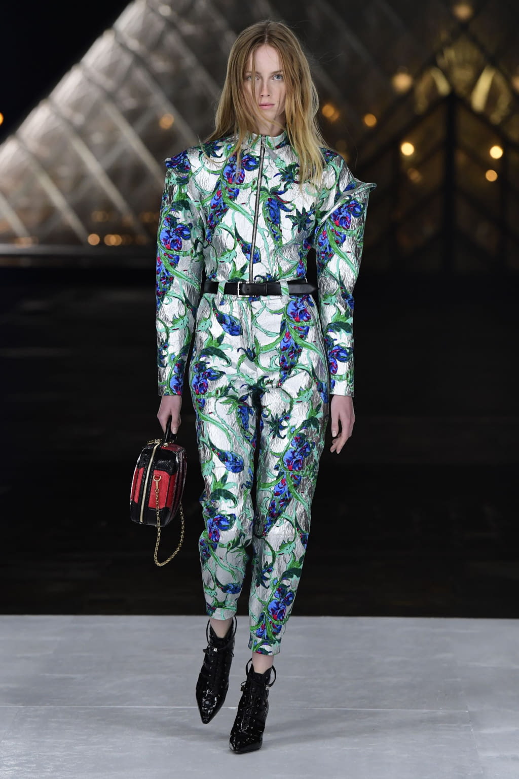 Fashion Week Paris Spring/Summer 2019 look 47 from the Louis Vuitton collection 女装
