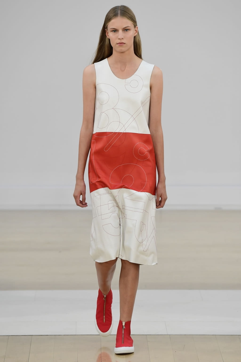 Fashion Week London Spring/Summer 2019 look 9 from the Jasper Conran collection 女装