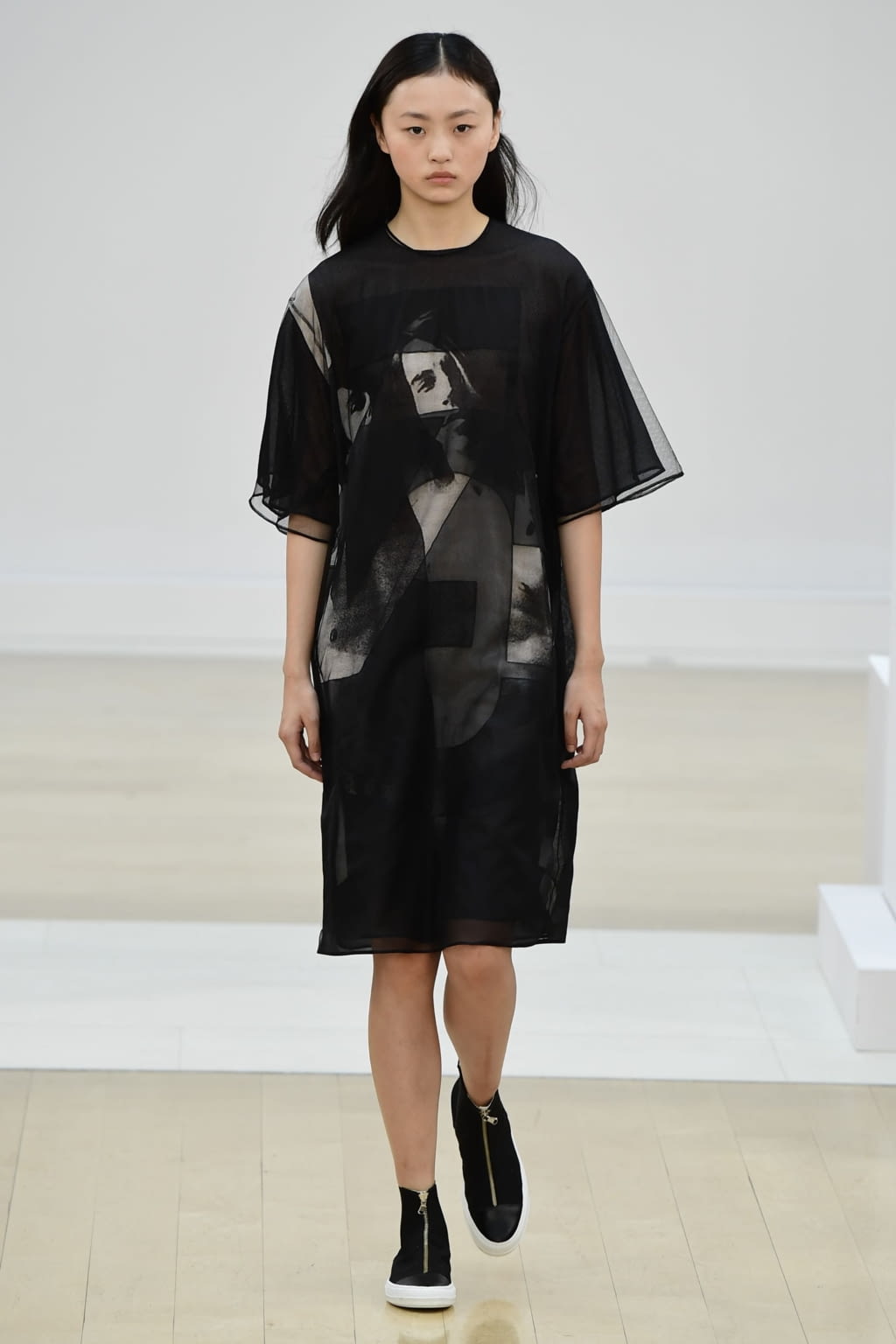 Fashion Week London Spring/Summer 2019 look 14 from the Jasper Conran collection 女装