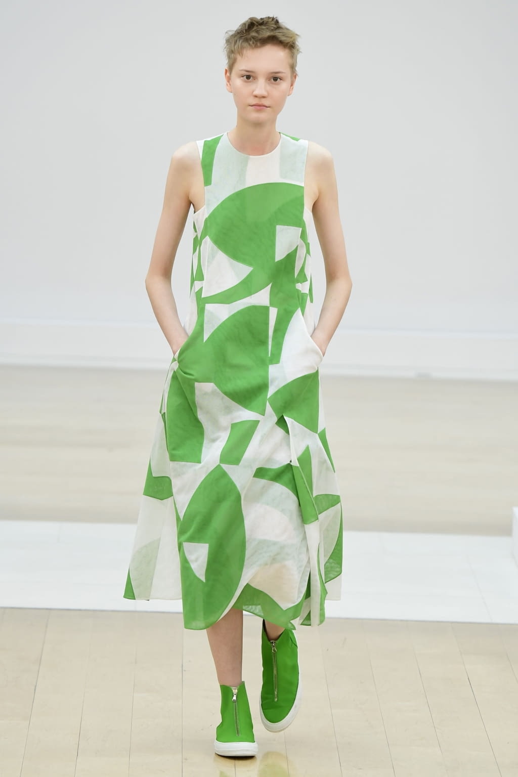 Fashion Week London Spring/Summer 2019 look 36 from the Jasper Conran collection 女装
