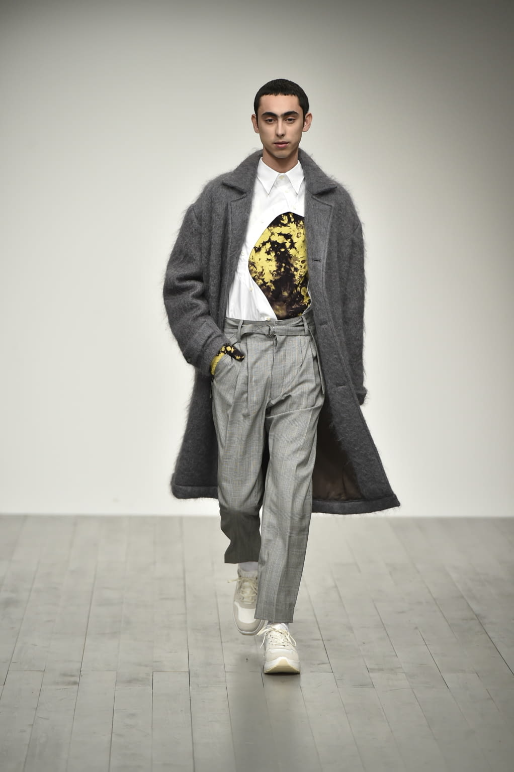 Fashion Week London Fall/Winter 2018 look 3 from the Alex Mullins collection menswear