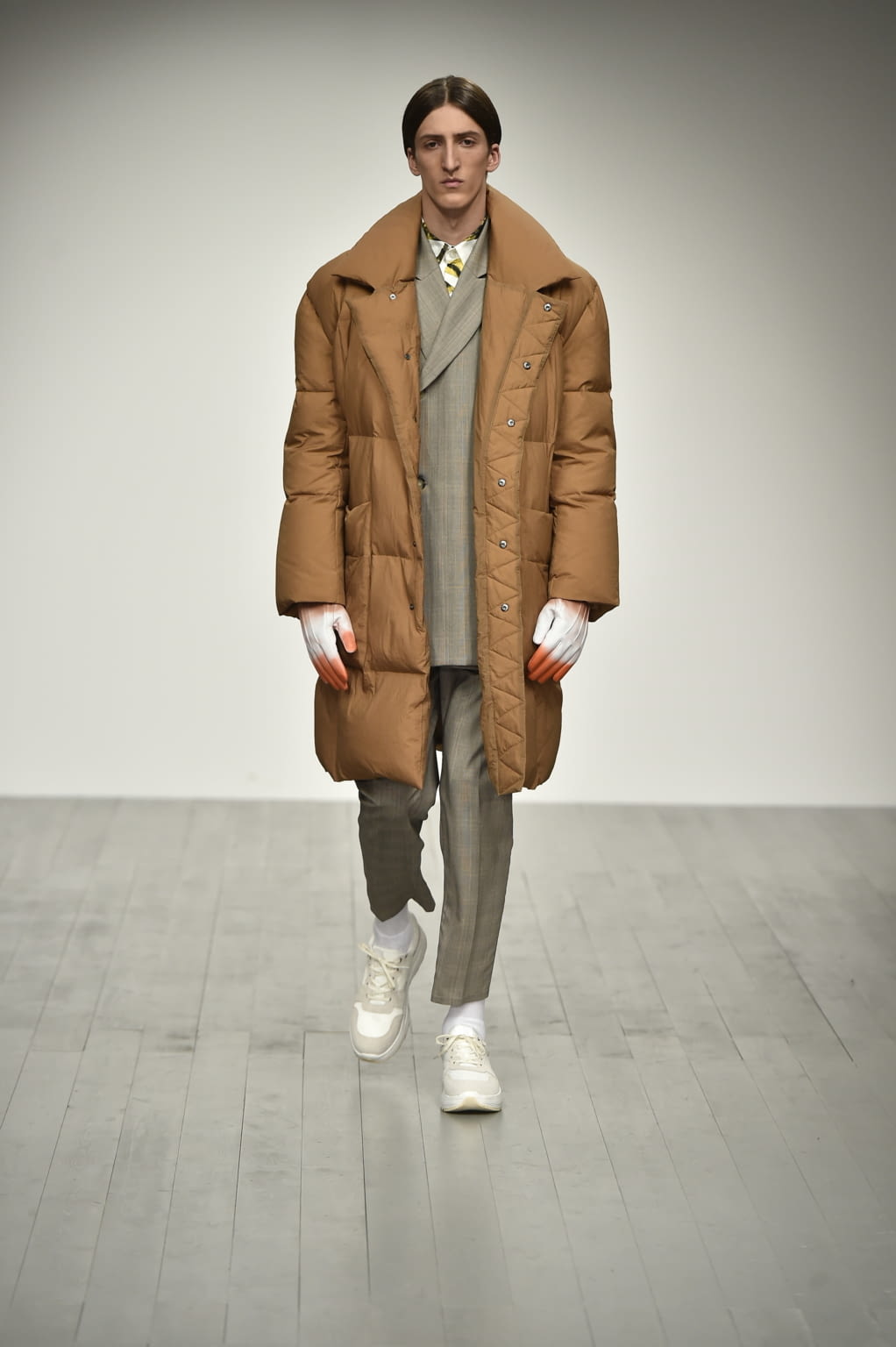 Fashion Week London Fall/Winter 2018 look 5 from the Alex Mullins collection menswear