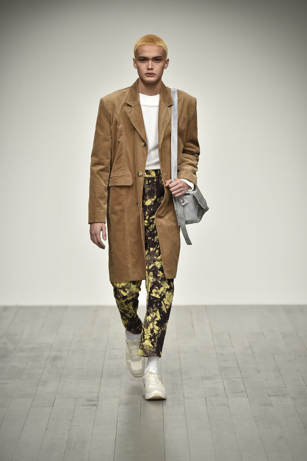 Fashion Week London Fall/Winter 2018 look 17 from the Alex Mullins collection menswear