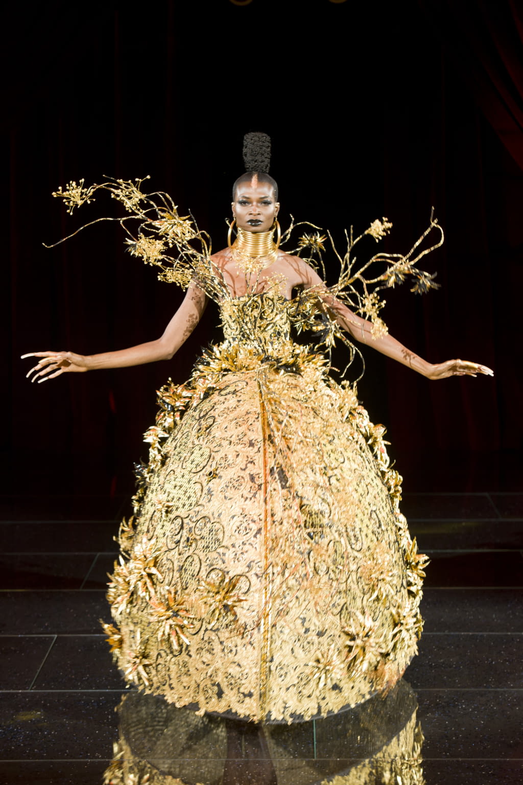 Fashion Week Paris Spring/Summer 2018 look 1 from the Guo Pei collection 高级定制