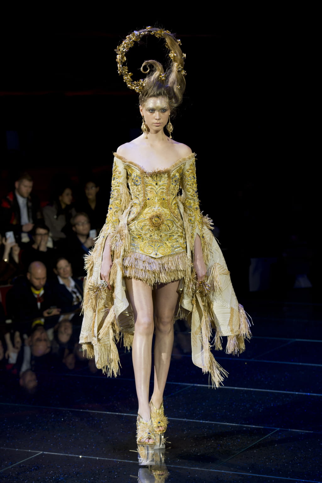 Fashion Week Paris Spring/Summer 2018 look 16 from the Guo Pei collection couture