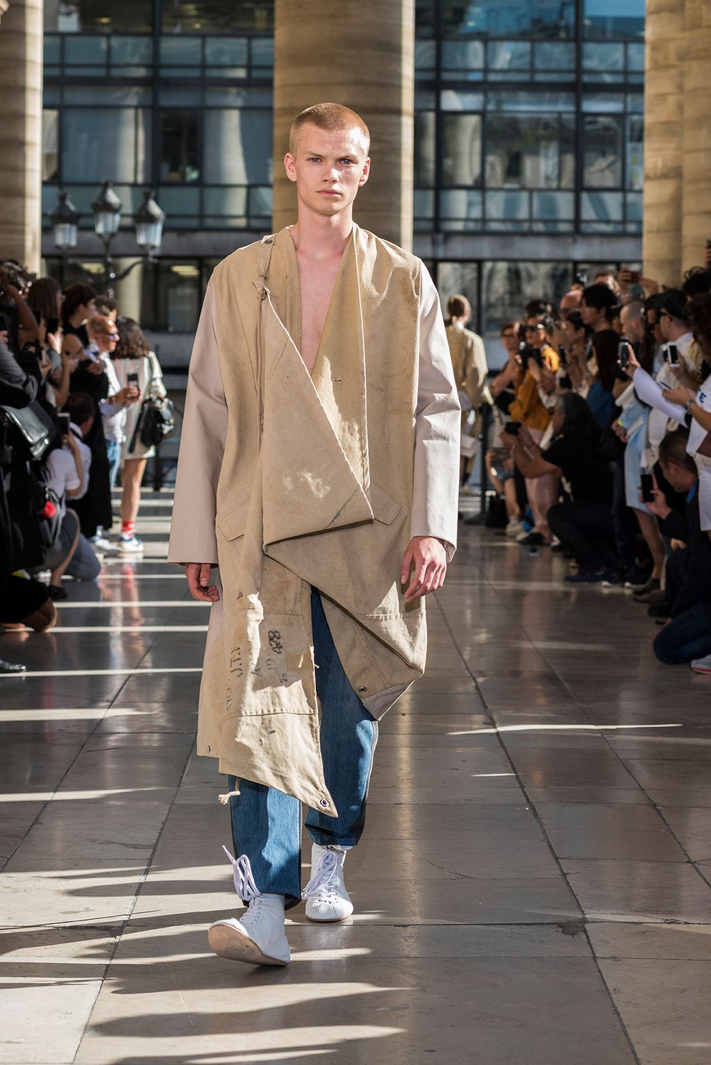 Fashion Week Paris Spring/Summer 2018 look 4 from the Hed Mayner collection menswear