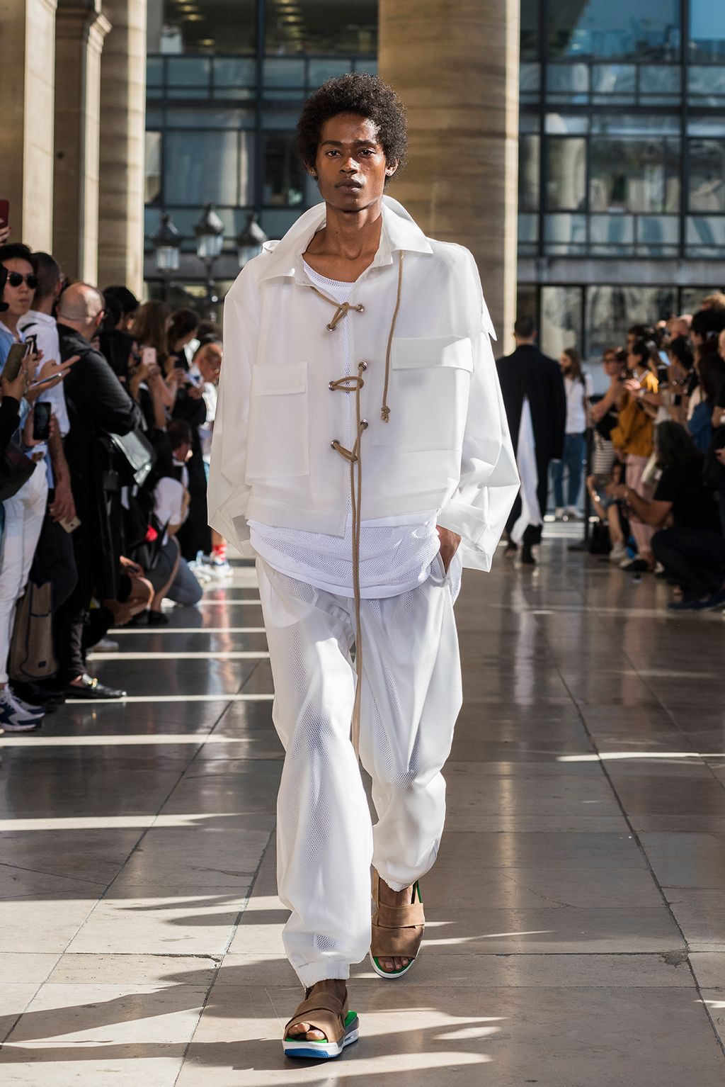 Fashion Week Paris Spring/Summer 2018 look 6 de la collection Hed Mayner menswear