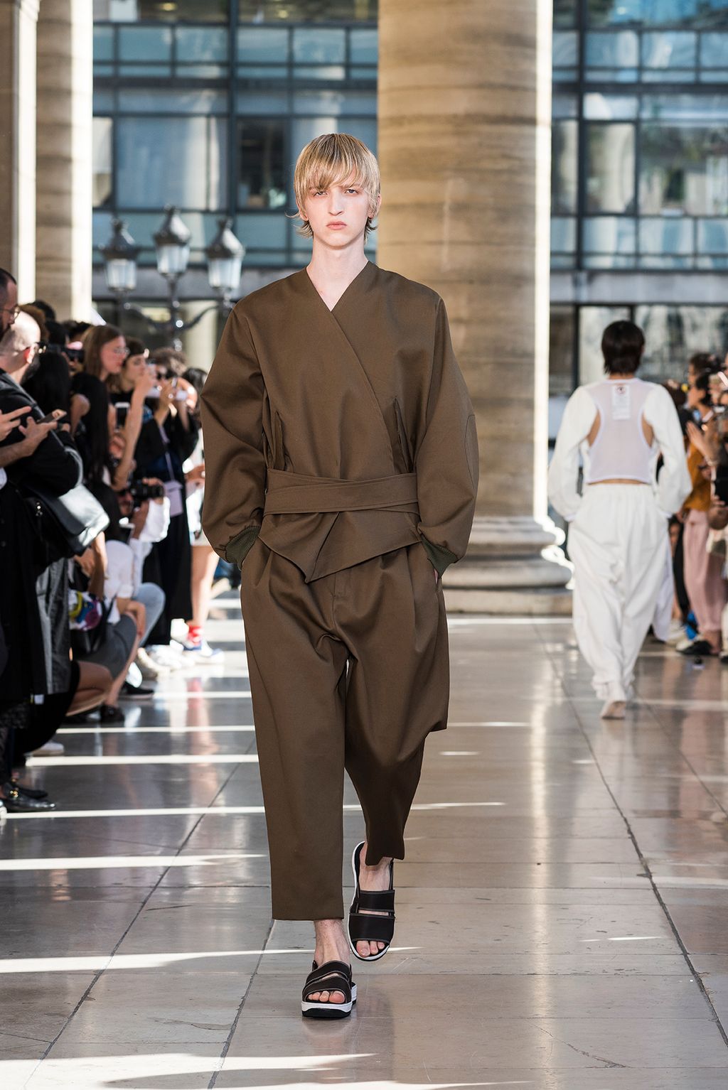 Fashion Week Paris Spring/Summer 2018 look 9 de la collection Hed Mayner menswear