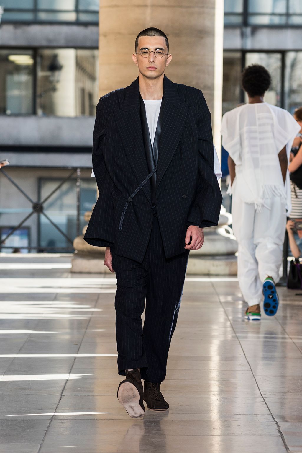 Fashion Week Paris Spring/Summer 2018 look 15 from the Hed Mayner collection 男装