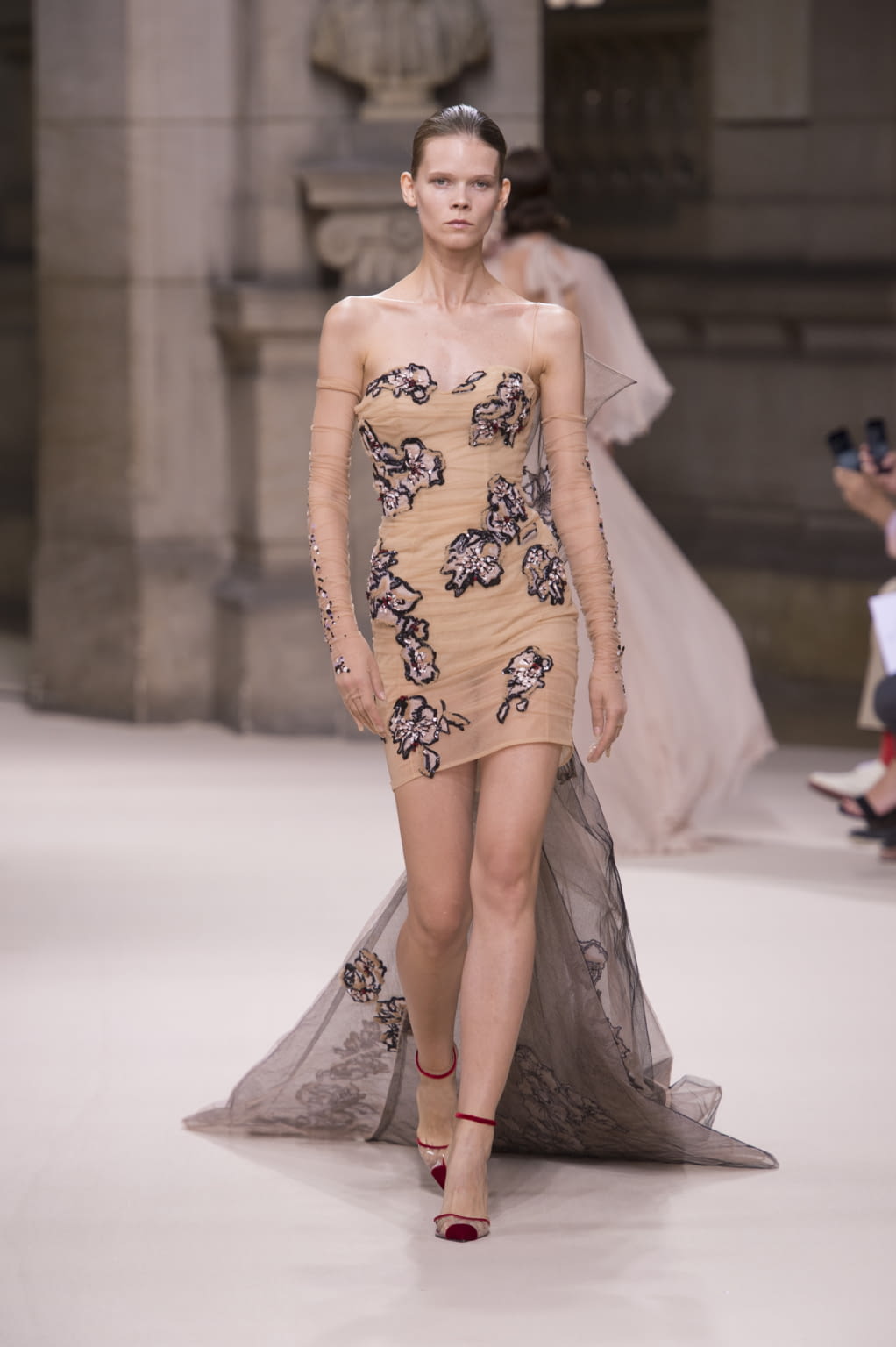 Fashion Week Paris Fall/Winter 2018 look 19 from the Galia Lahav collection 高级定制