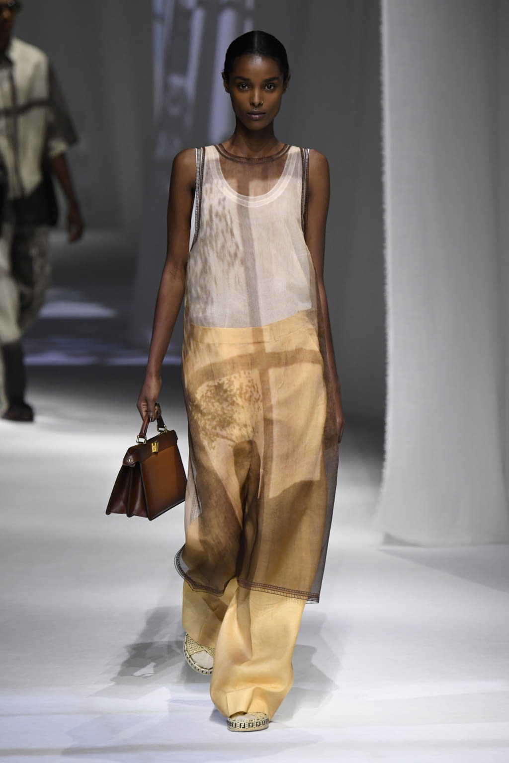 Fashion Week Milan Spring/Summer 2021 look 2 de la collection Fendi womenswear