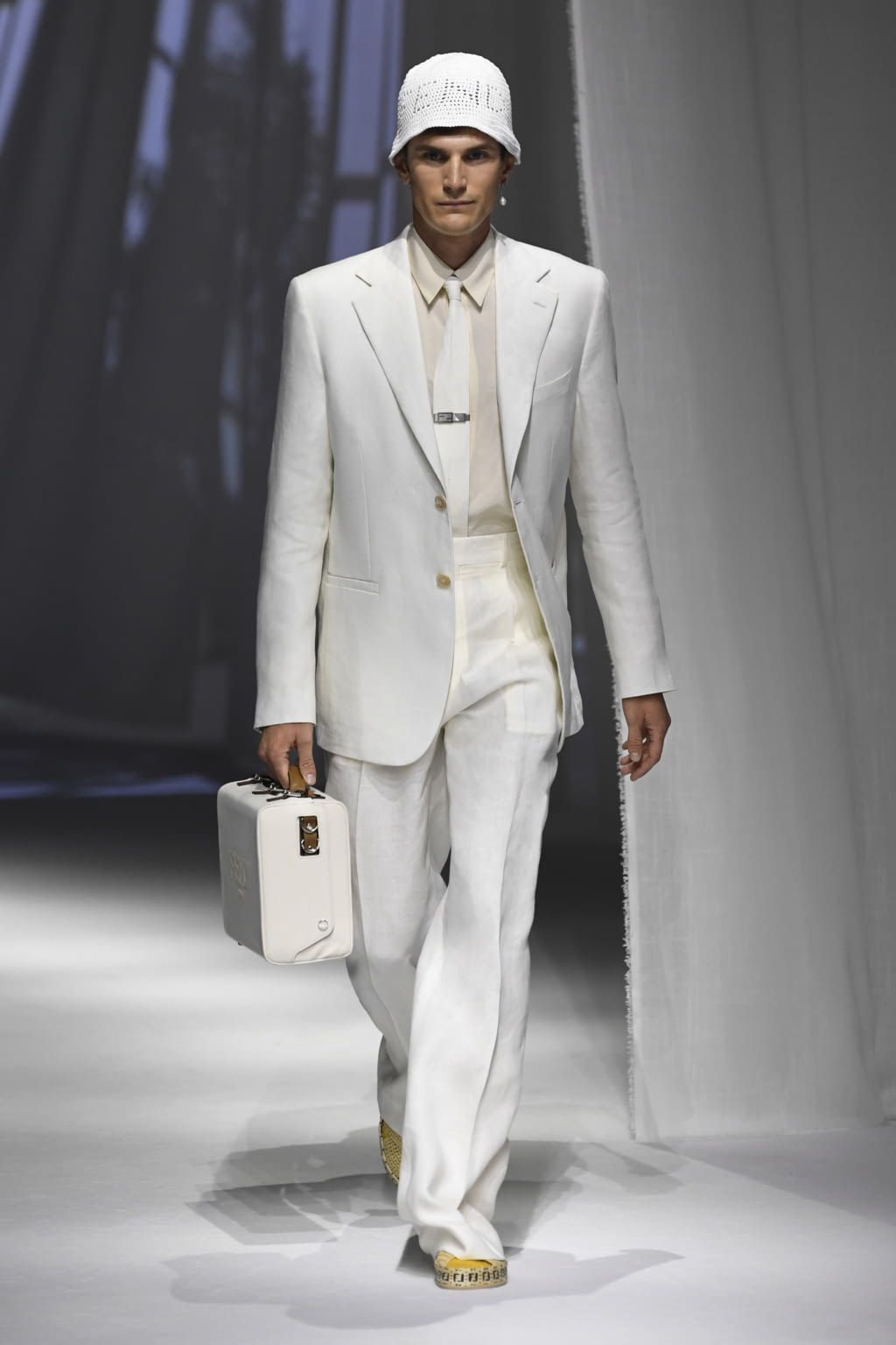 Fashion Week Milan Spring/Summer 2021 look 33 from the Fendi collection 女装