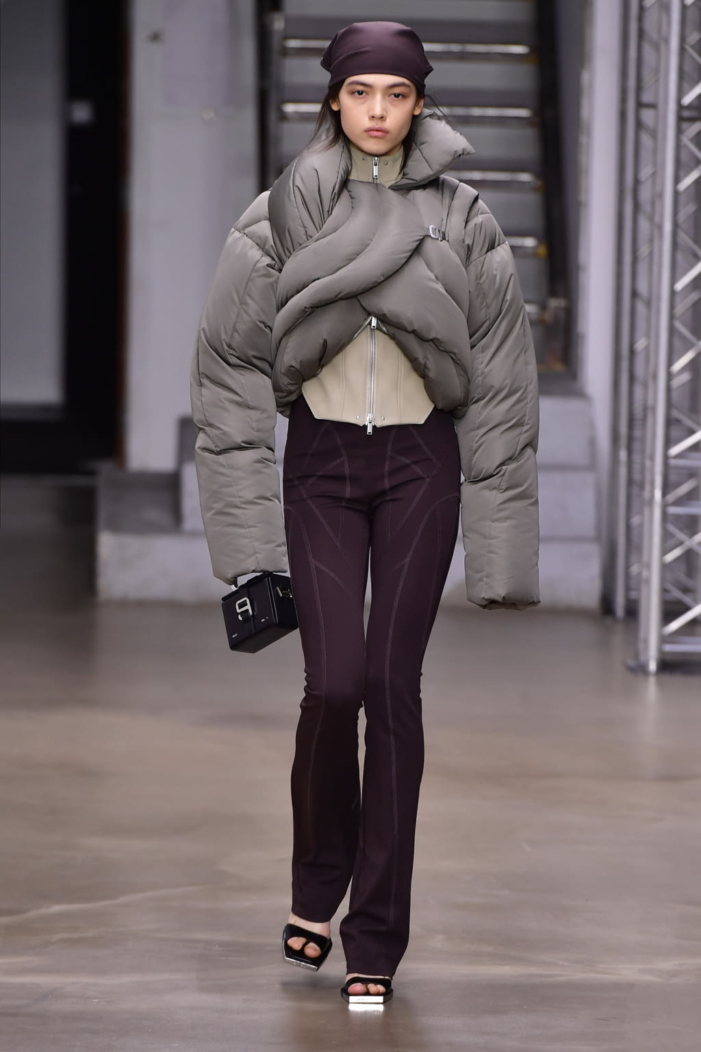 Fashion Week Paris Fall/Winter 2022 look 6 de la collection Heliot Emil womenswear