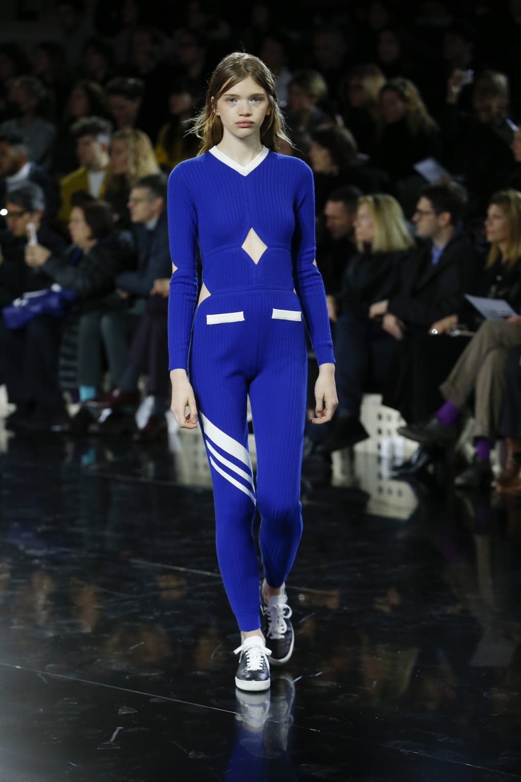 Fashion Week Paris Fall/Winter 2016 look 2 from the Courrèges collection 女装