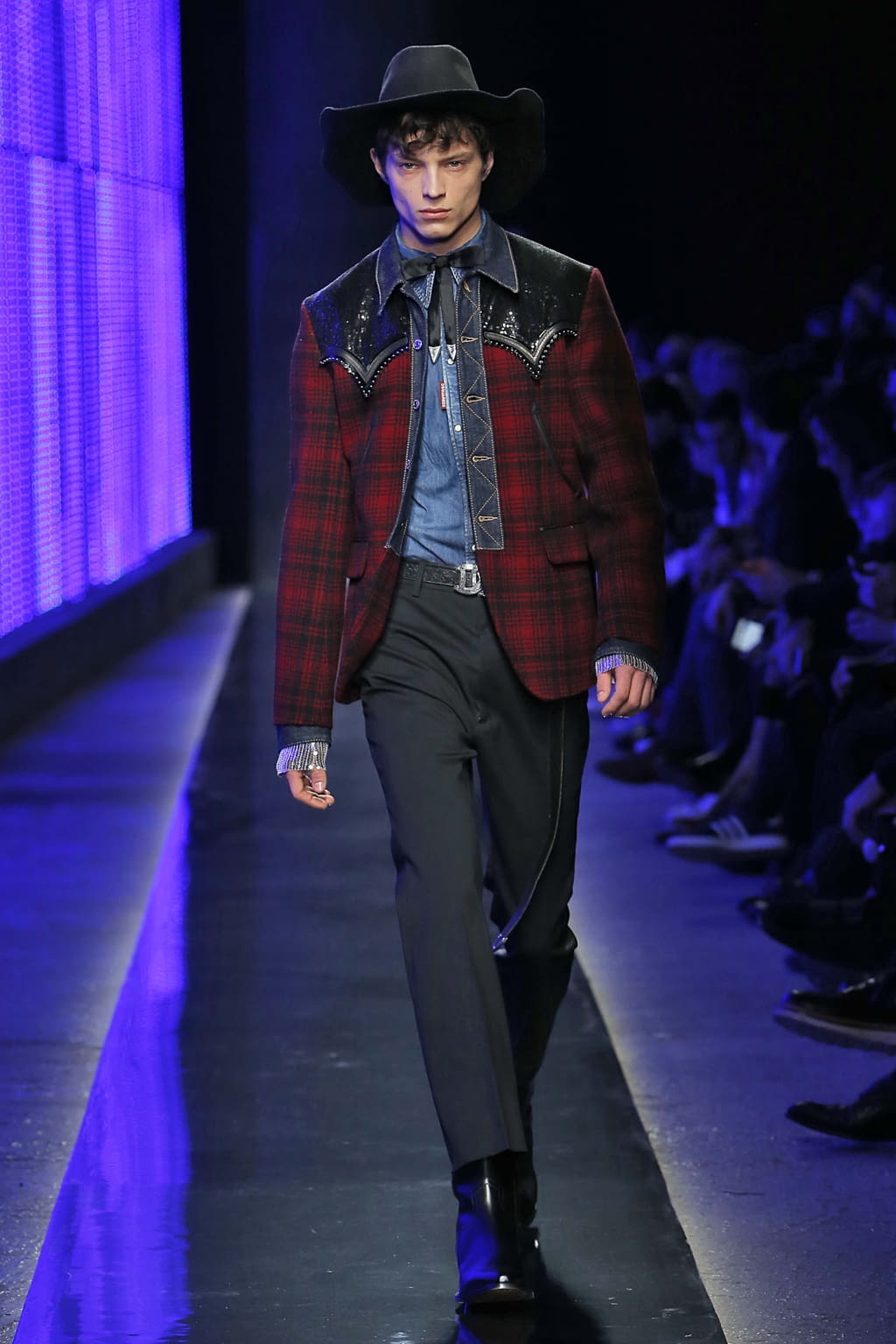 Fashion Week Milan Fall/Winter 2018 look 2 from the Dsquared2 collection menswear