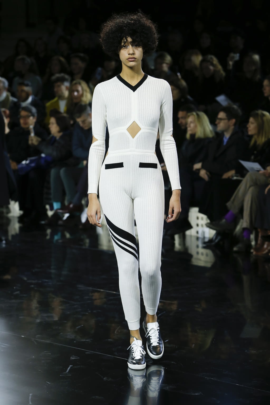 Fashion Week Paris Fall/Winter 2016 look 3 from the Courrèges collection 女装