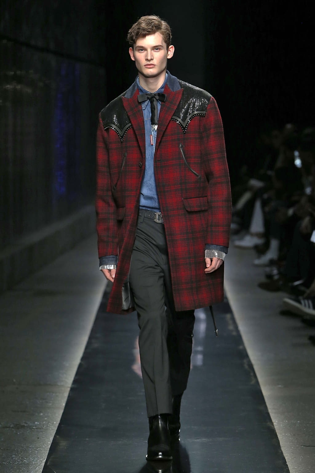 Fashion Week Milan Fall/Winter 2018 look 4 from the Dsquared2 collection menswear