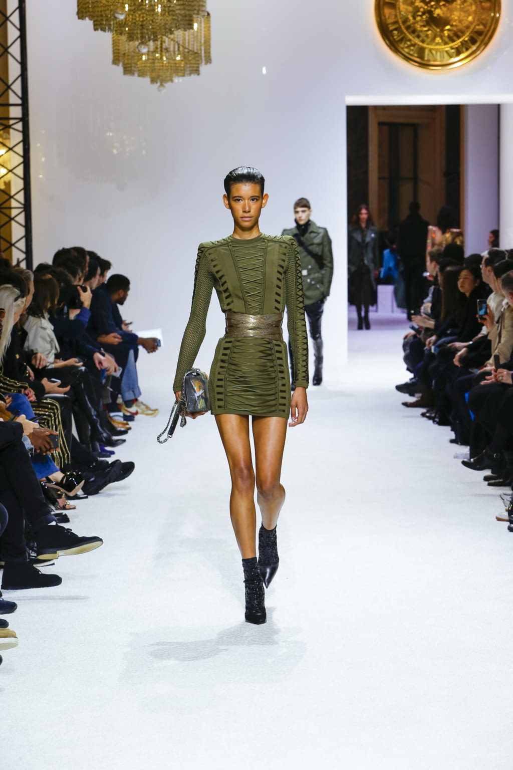 Fashion Week Paris Fall/Winter 2018 look 15 de la collection Balmain menswear