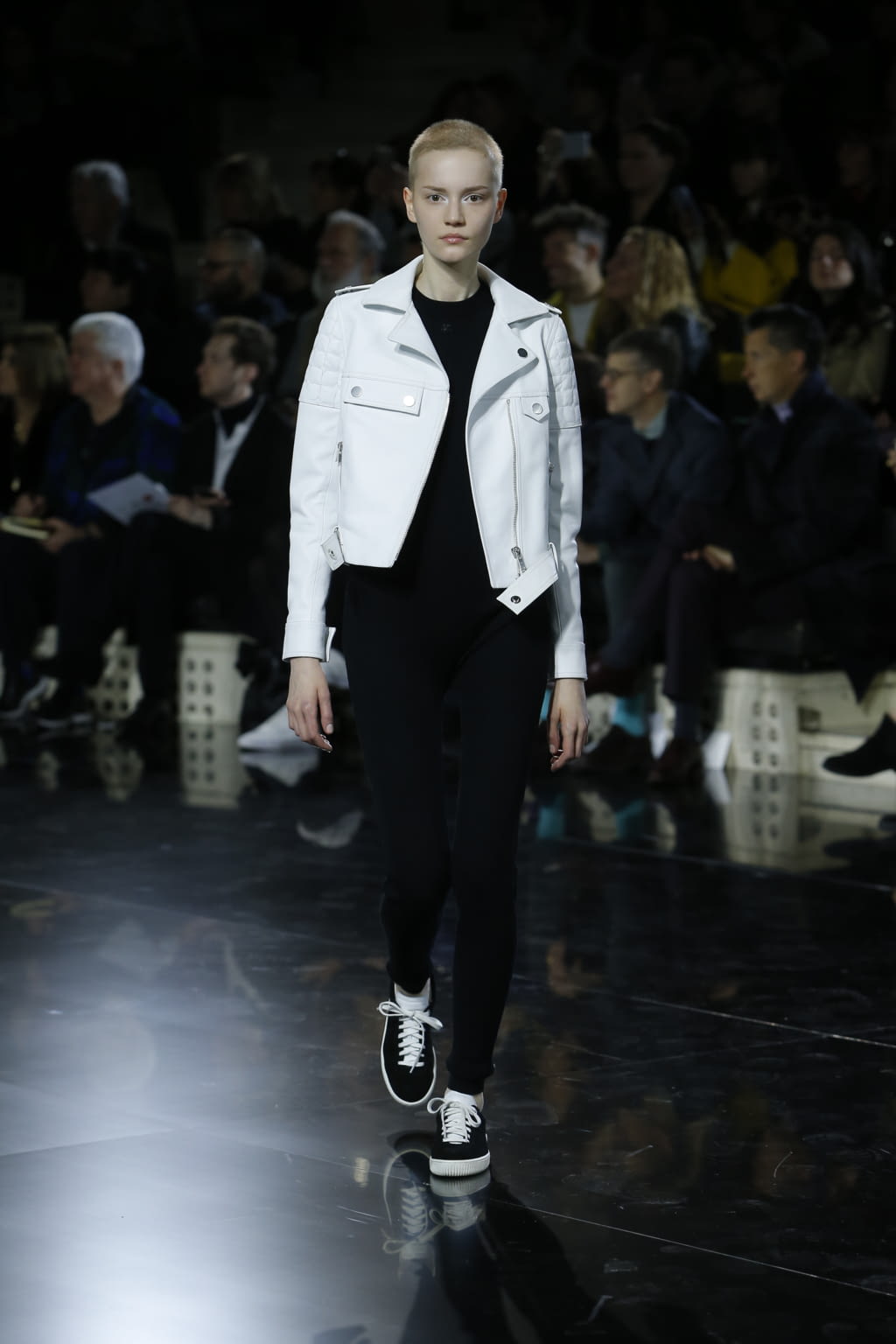 Fashion Week Paris Fall/Winter 2016 look 17 from the Courrèges collection 女装
