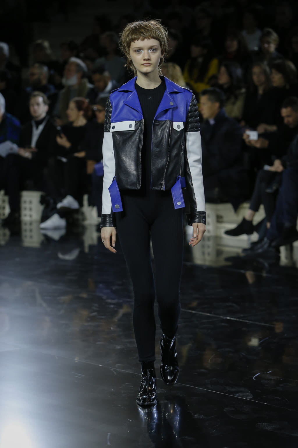 Fashion Week Paris Fall/Winter 2016 look 18 from the Courrèges collection 女装