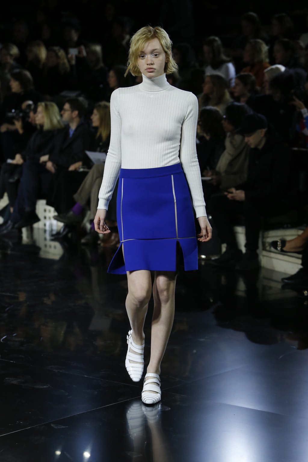 Fashion Week Paris Fall/Winter 2016 look 22 from the Courrèges collection 女装