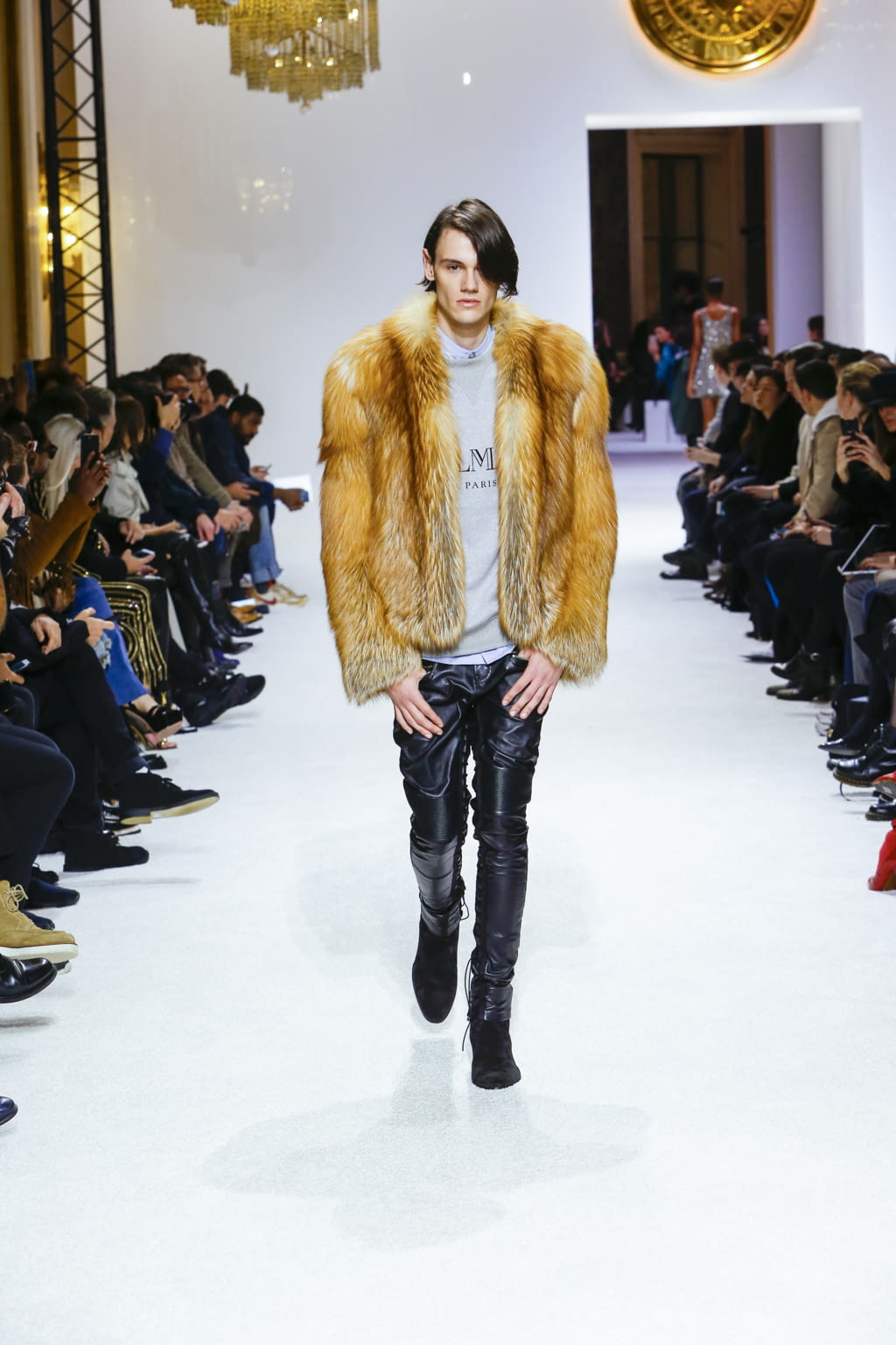 Fashion Week Paris Fall/Winter 2018 look 38 from the Balmain collection menswear