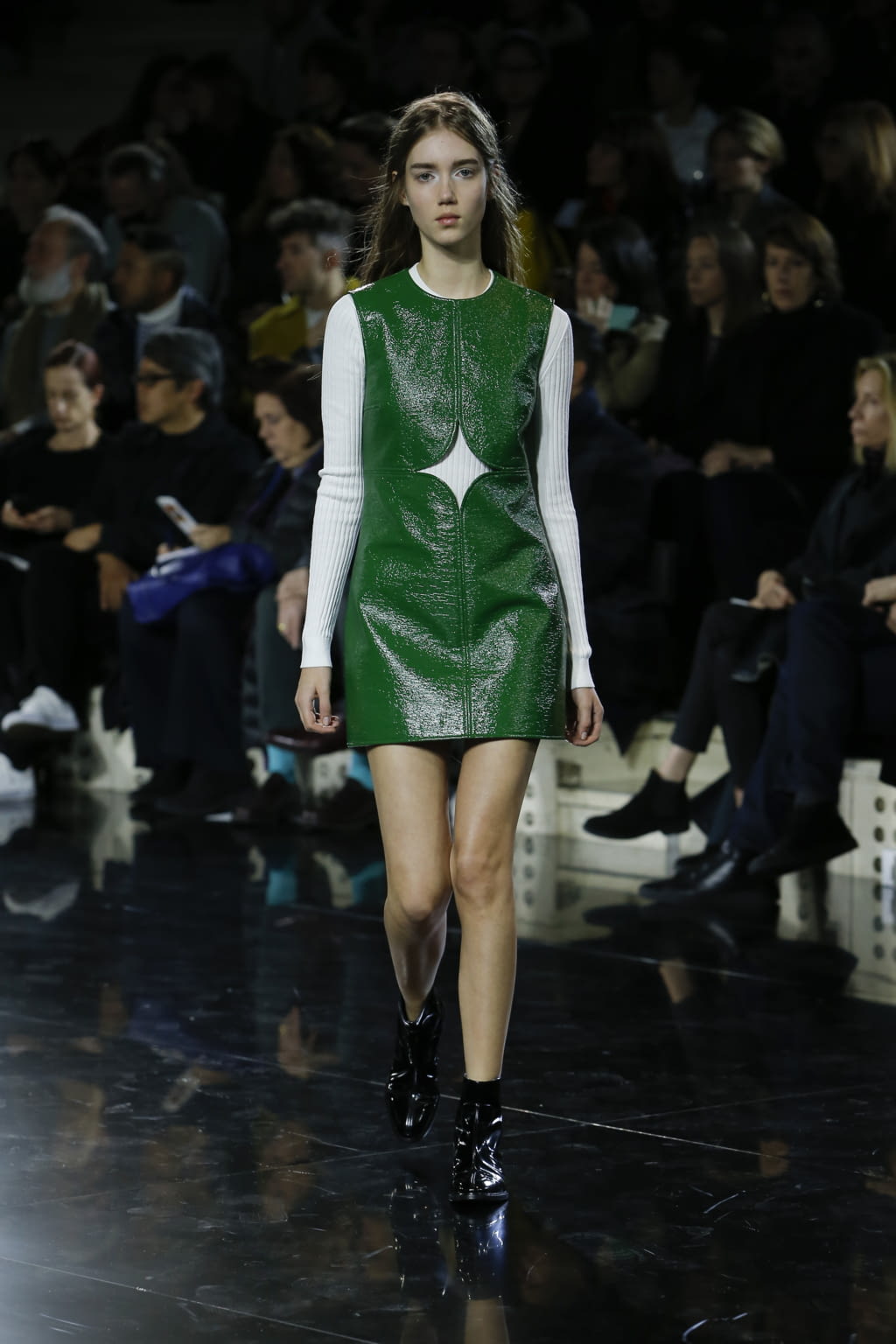 Fashion Week Paris Fall/Winter 2016 look 49 from the Courrèges collection 女装