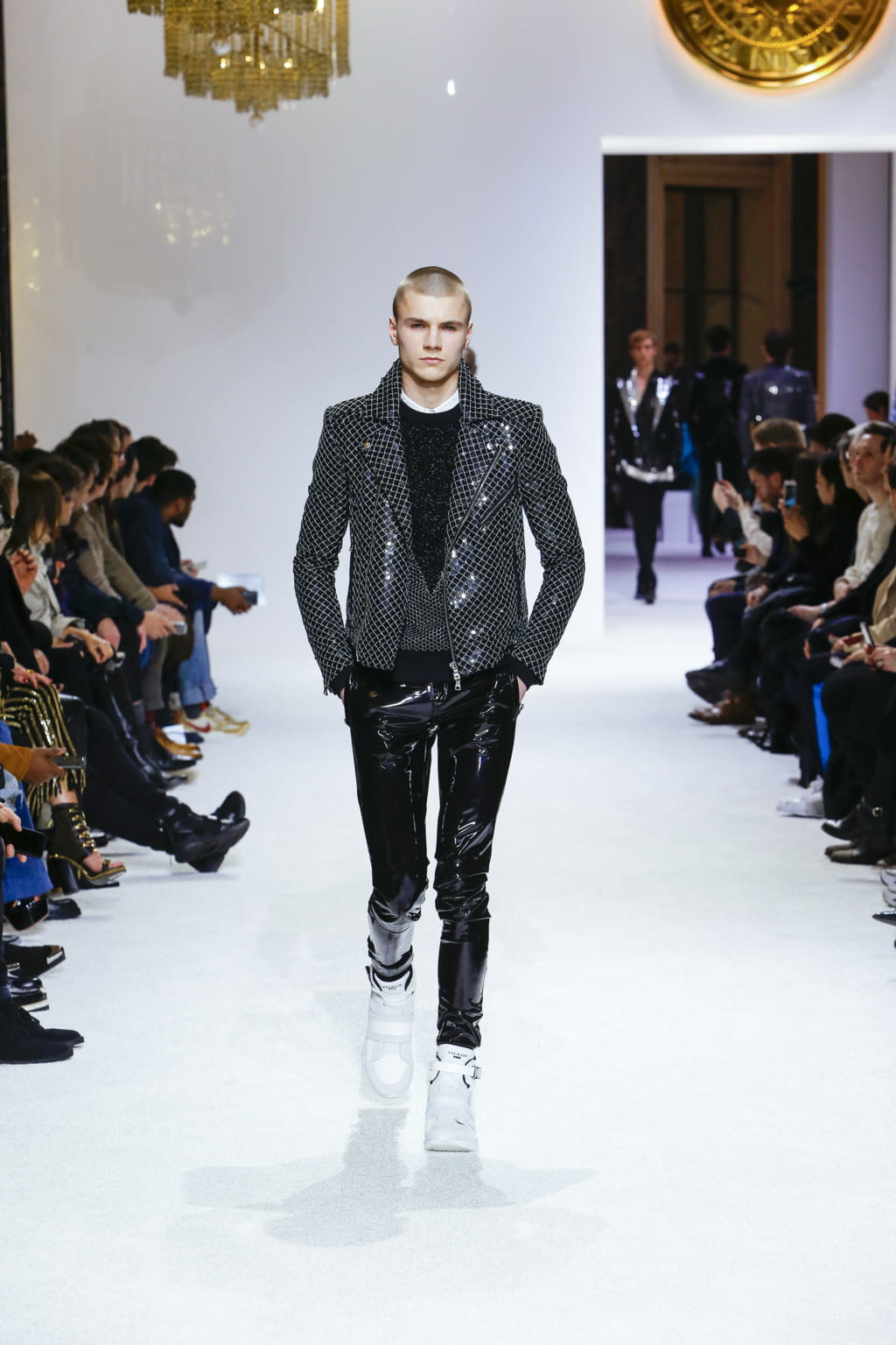 Fashion Week Paris Fall/Winter 2018 look 77 from the Balmain collection menswear