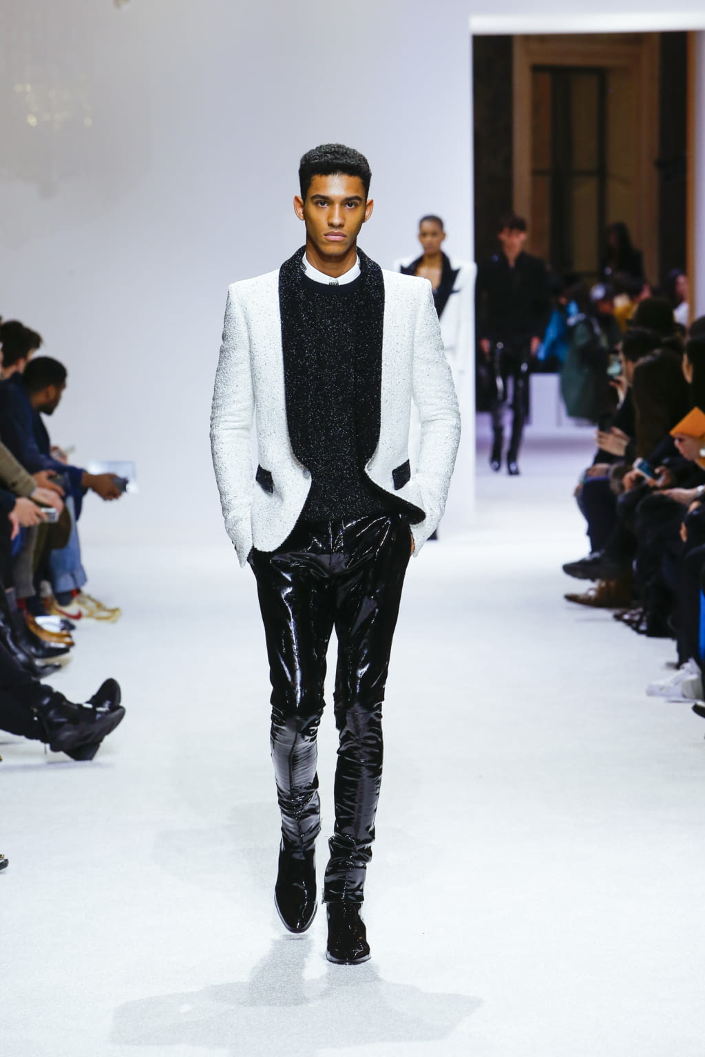 Fashion Week Paris Fall/Winter 2018 look 82 from the Balmain collection menswear