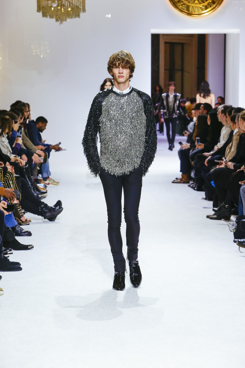 Fashion Week Paris Fall/Winter 2018 look 93 from the Balmain collection menswear