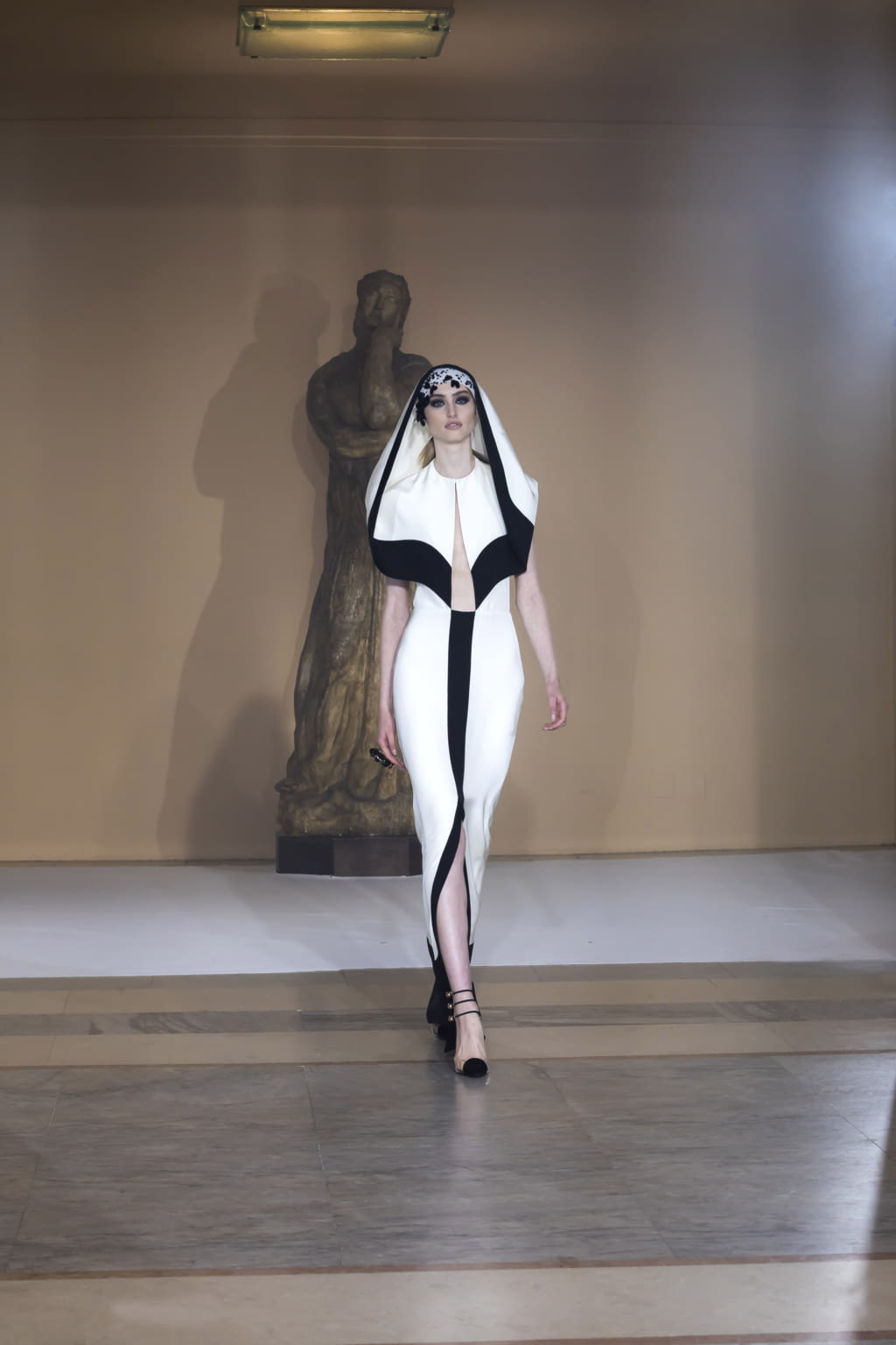Fashion Week Paris Spring/Summer 2019 look 15 from the Stephane Rolland collection couture