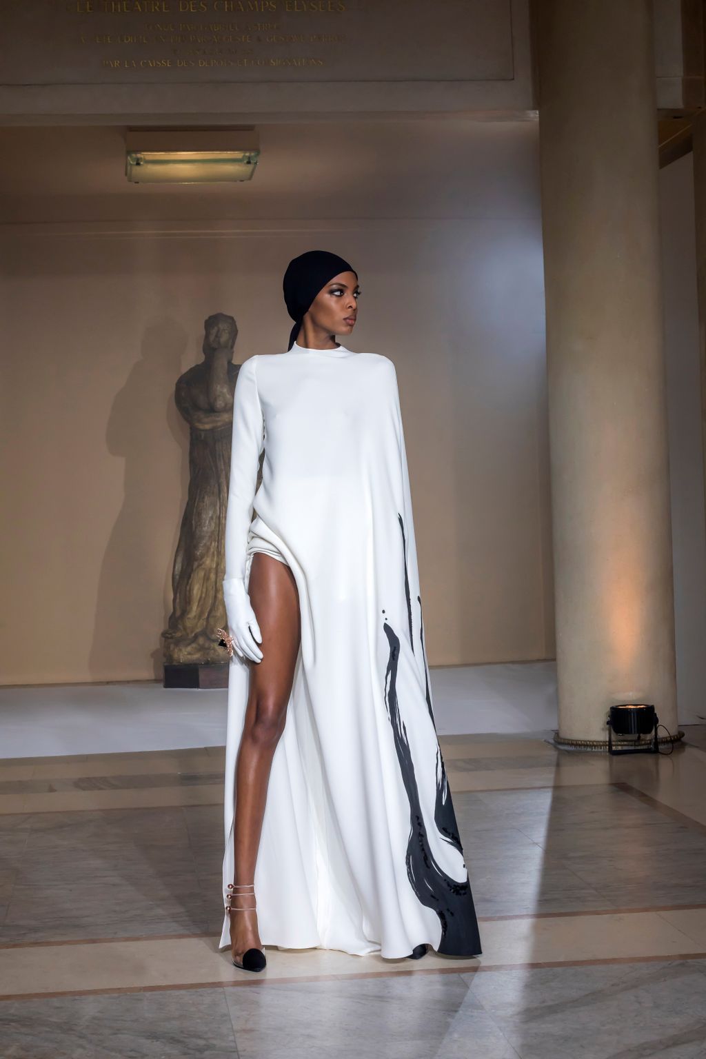 Fashion Week Paris Spring/Summer 2019 look 17 from the Stephane Rolland collection couture
